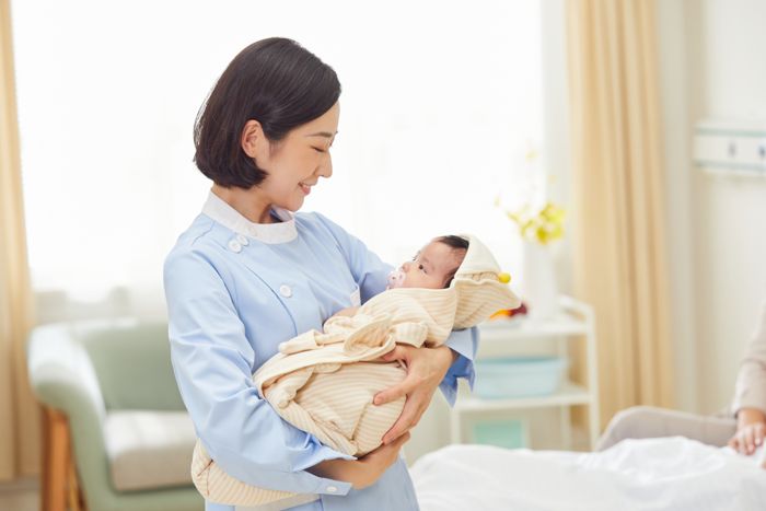 1653901871605414.jpg 攝圖網(wǎng)_501694182_高檔月子中心護工和嬰兒互動(企業(yè)商用).jpg
