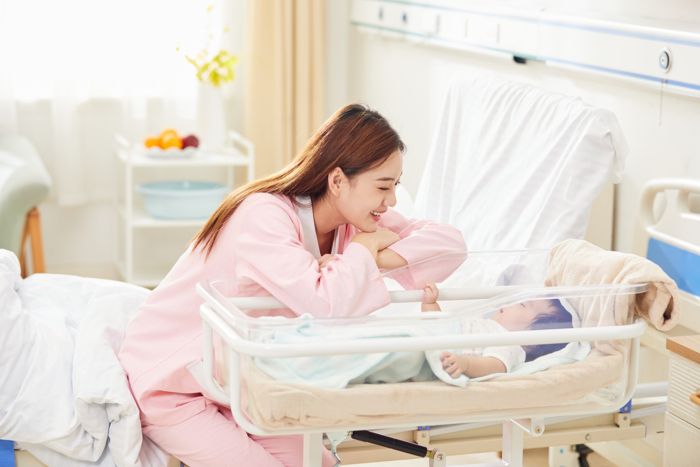 1653984296301445.jpg 攝圖網(wǎng)_501692287_banner_年輕媽媽和嬰兒車里的寶寶互動(企業(yè)商用).jpg