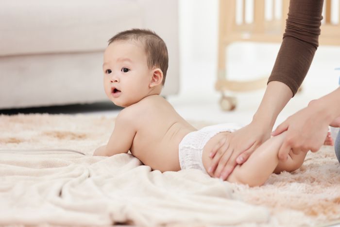 1653987932691305.jpg 攝圖網(wǎng)_501725406_女性的手在仔細(xì)給嬰兒擦拭身體乳(企業(yè)商用).jpg