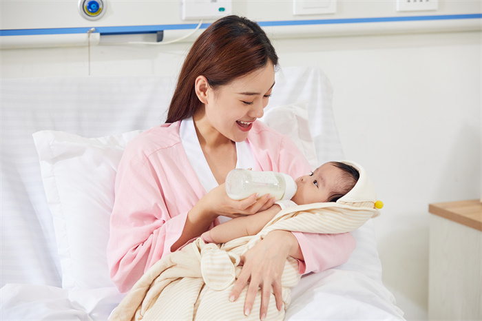 1653988548984720.jpg 攝圖網(wǎng)_501693714_年輕媽媽給新生兒嬰兒寶寶喂奶(企業(yè)商用).jpg