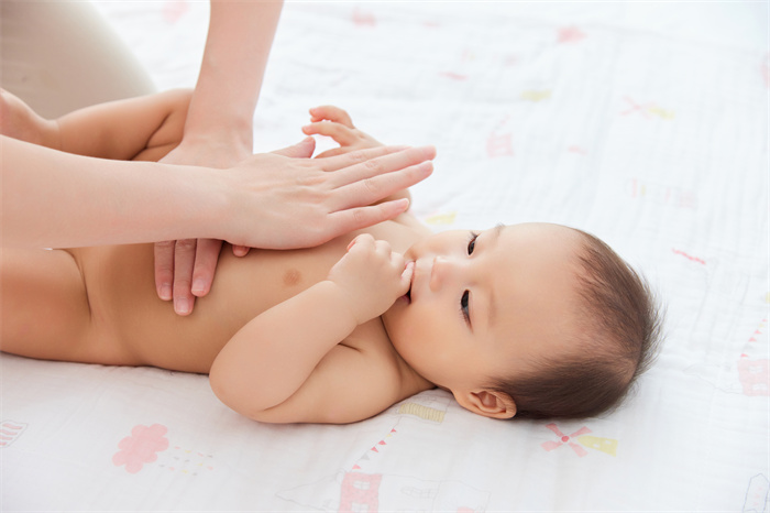 1655372019983818.jpg 攝圖網(wǎng)_501776449_居家生活媽媽給寶寶揉按腹部(企業(yè)商用).jpg