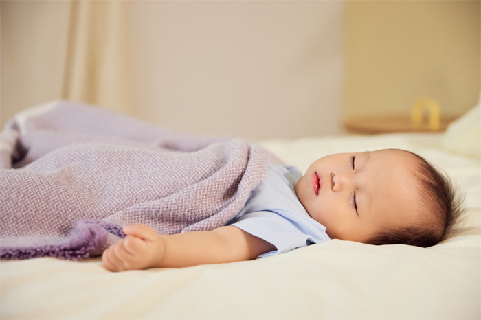 1655372123905038.jpg 攝圖網_501776488_嬰幼兒寶寶蓋被子床上睡覺(企業(yè)商用).jpg