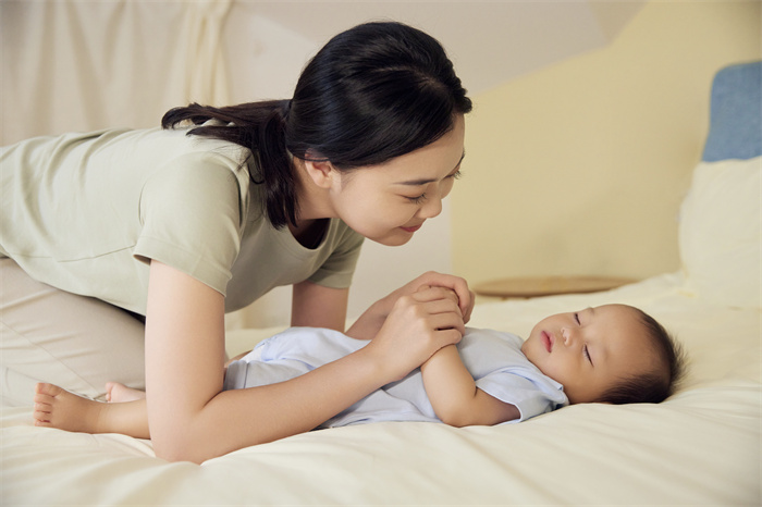 1655782224834501.jpg 攝圖網(wǎng)_501776460_母嬰居家媽媽哄嬰兒睡覺(jué)(企業(yè)商用).jpg