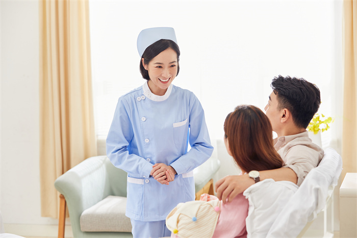 1656054112474425.jpg 攝圖網_501693712_月子中心護工問候新生兒父母(企業(yè)商用).jpg
