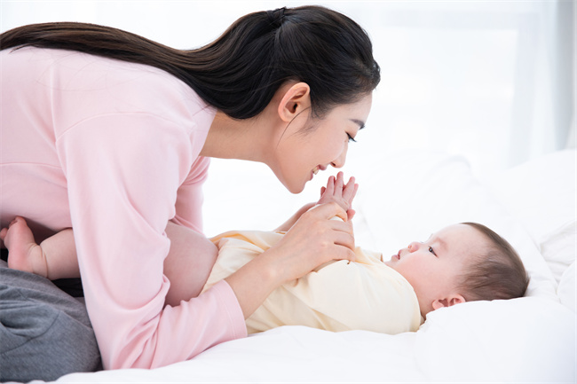 1656063492409399.jpg 攝圖網(wǎng)_501578726_媽媽和嬰兒玩鬧(企業(yè)商用).jpg
