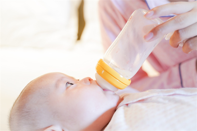 1656577739575218.jpg 攝圖網(wǎng)_501655645_媽媽給寶寶用奶瓶喂奶(企業(yè)商用).jpg