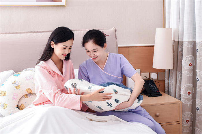 1656753597592190.jpg 攝圖網(wǎng)_501425096_護(hù)士幫忙照顧嬰兒(企業(yè)商用).jpg