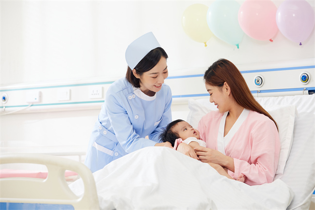 1656753618177125.jpg 攝圖網(wǎng)_501694326_高檔月子中心護(hù)工照顧嬰兒和寶媽(企業(yè)商用).jpg