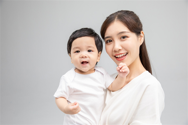 1657098527589518.jpg 攝圖網(wǎng)_501659830_年輕媽媽和寶寶形象(企業(yè)商用).jpg