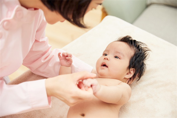 1657099990863869.jpg 攝圖網(wǎng)_501694444_高檔月子中心護(hù)工和嬰兒互動(dòng)(企業(yè)商用).jpg
