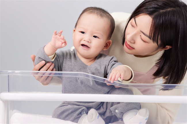 1657100682370560.jpg 攝圖網(wǎng)_501725307_怕生的嬰兒排斥月嫂的小寶寶(企業(yè)商用).jpg