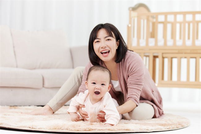 1657963110774485.jpg 攝圖網(wǎng)_501728694_開心的嬰兒寶寶和月嫂形象(企業(yè)商用).jpg
