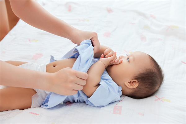 1657965316213755.jpg 攝圖網(wǎng)_501776451_居家生活媽媽給寶寶換紙尿褲(企業(yè)商用).jpg