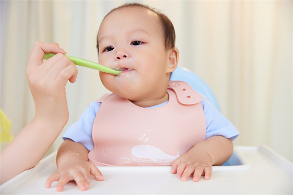 1657965323924756.jpg 攝圖網(wǎng)_501776456_居家生活媽媽給寶寶喂食吃翻(企業(yè)商用).jpg