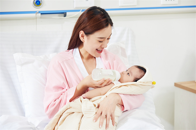 1658304082123368.jpg 攝圖網(wǎng)_501677936_年輕媽媽給寶寶喂奶(企業(yè)商用).jpg