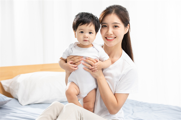 1660208072862098.jpg 攝圖網(wǎng)_501659888_年輕媽媽和寶寶形象(企業(yè)商用).jpg