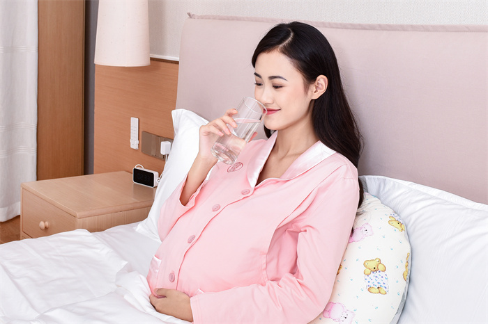 1661157547608733.jpg 攝圖網(wǎng)_501425520_喝水的孕婦(企業(yè)商用).jpg
