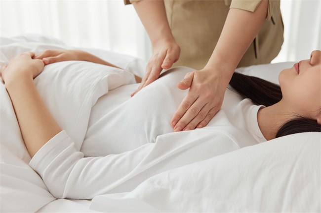 攝圖網(wǎng)_502384383_月嫂為產(chǎn)婦做產(chǎn)后按摩（企業(yè)商用）.jpg