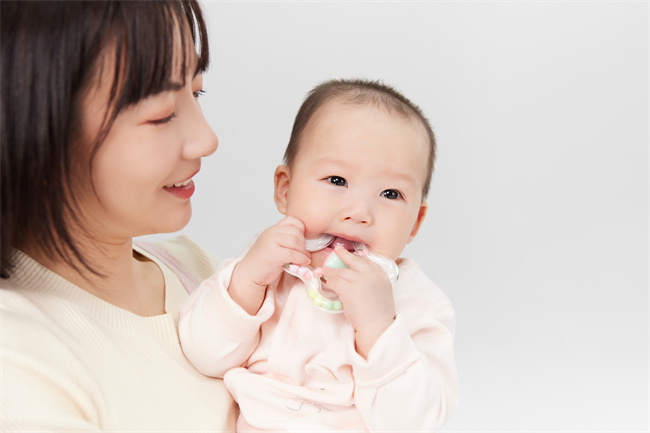 1661863069160630.jpg 月嫂陪寶寶玩耍.jpg