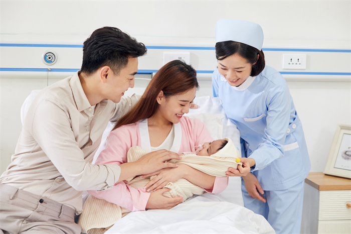 1662513825122075.jpg 攝圖網(wǎng)_501692318_新生兒父母和月子中心護工形象(企業(yè)商用).jpg